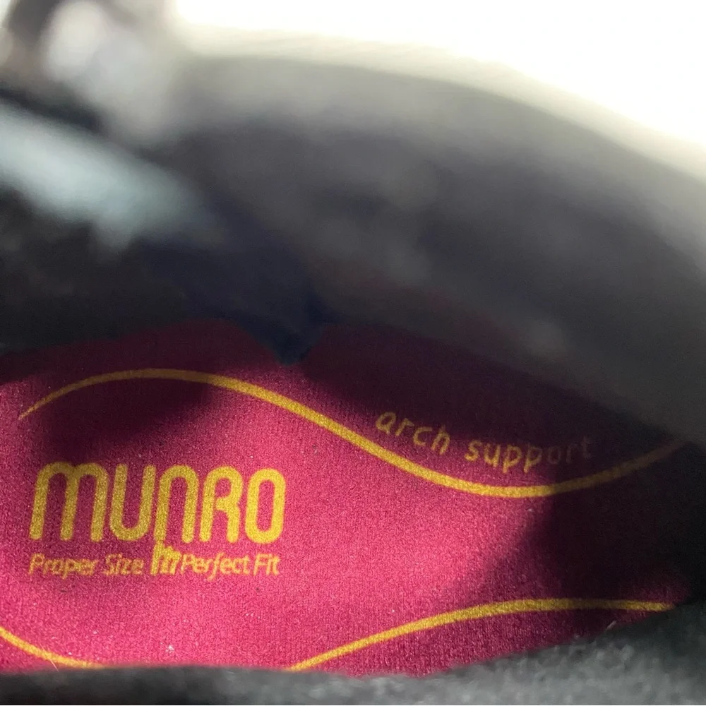 Munro Black Leather Bootie 8 N